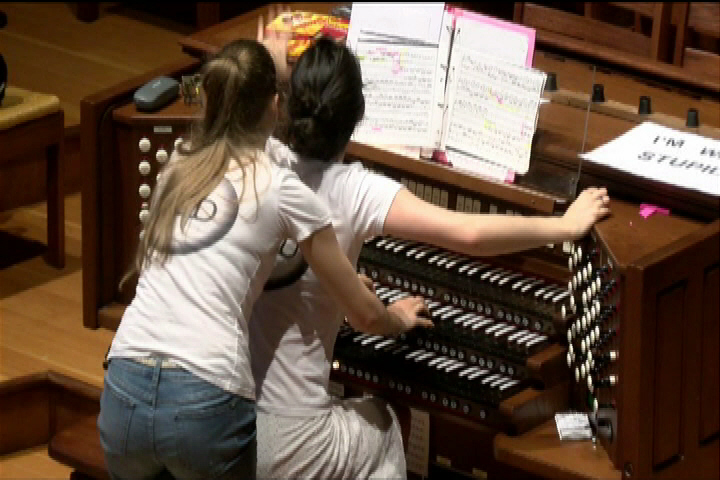 Pipe organ duo bring pop tunes, stiletto heels to St. Andrews Presbyterian Church