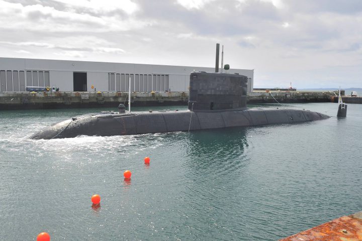 Training vessel at CFB Esquimalt runs into stationary submarine