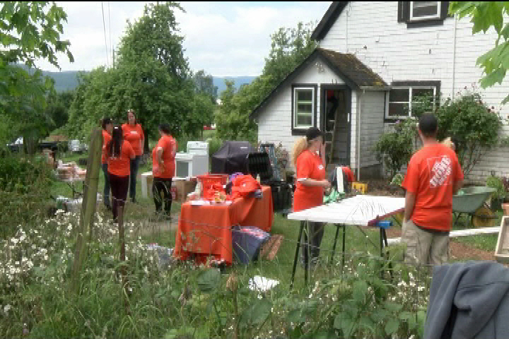 Home Depot volunteers give Woodwynn Farms' facility a facelift