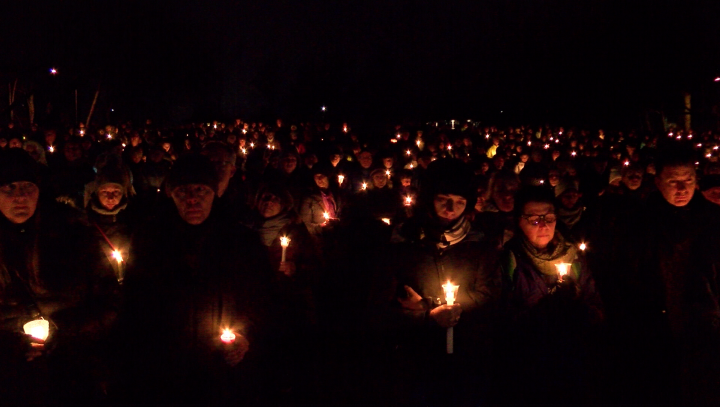 Thousands gather at Willows Beach in memory of sisters killed in Oak Bay