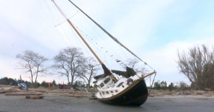 Cadboro Bay residents want stranded sailboat removed from beach