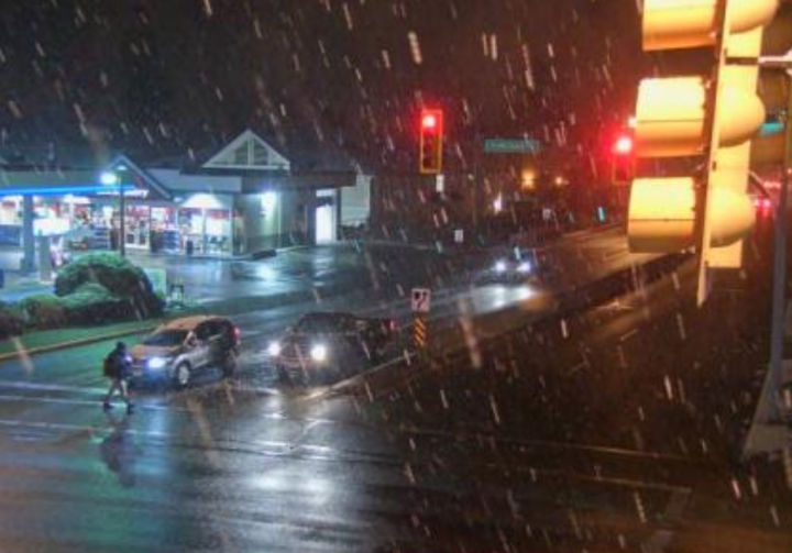 Environment Canada issues warnings for Vancouver Island as snow starts to fall