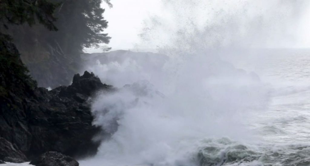 Gale force winds and high waves on Island's West coast prompt warning