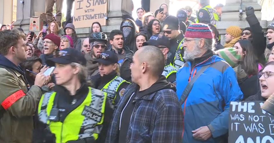 Victoria police say four people reported assaults during Wet’suwet’en protest at BC legislature