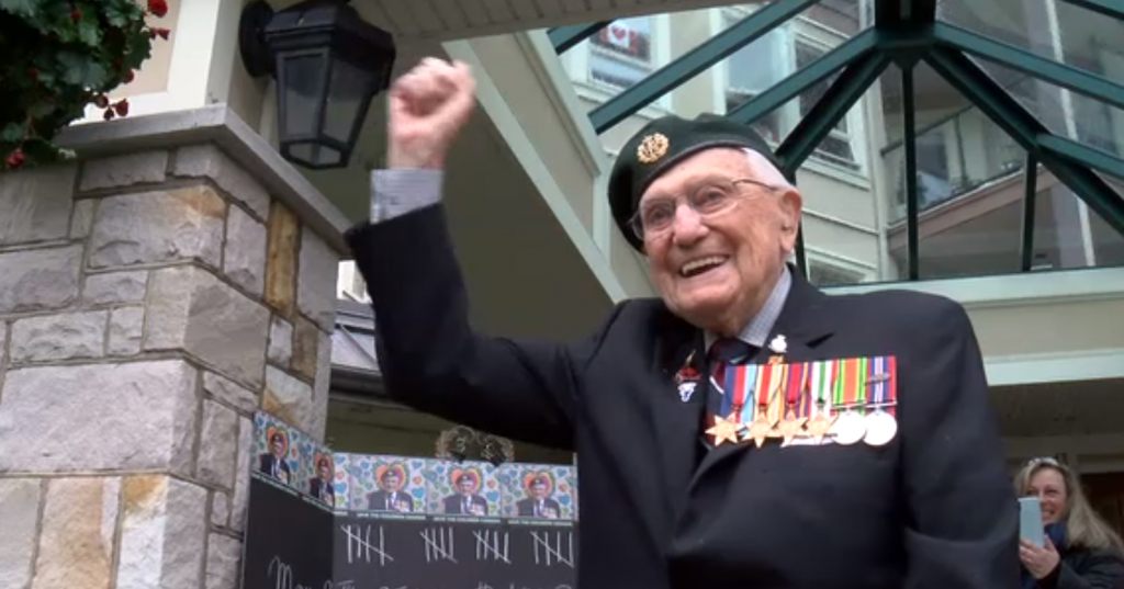 102-year-old John Hillman kicks off Oak Bay courtyard walk in 32 degree heat