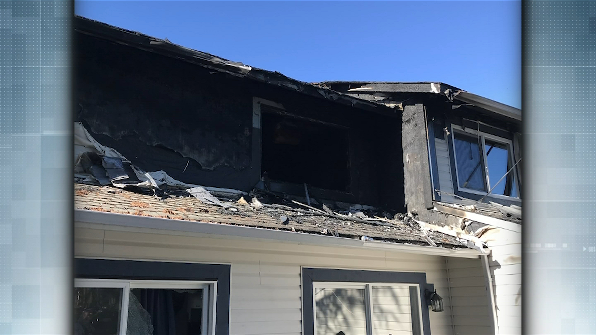 Family escapes housing complex fire in