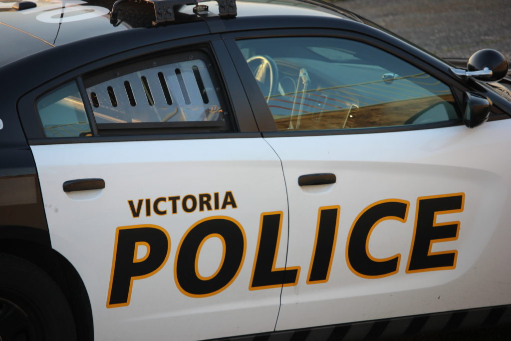 Victoria police de-escalate crisis situation after man holds knife to own neck