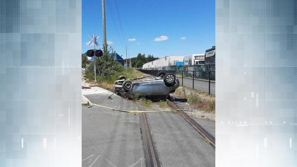 Bystanders perform 'lifesaving actions' to rescue driver from rollover crash in Victoria