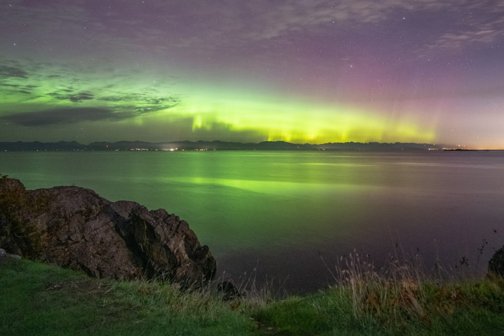 Monday night lights: Photographer captures stunning northern lights in Nanaimo