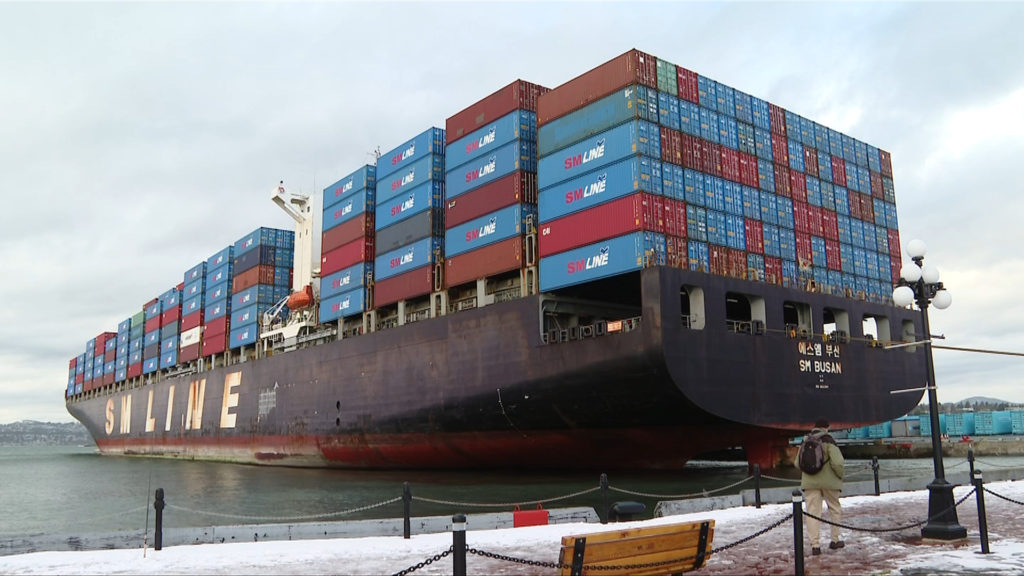 South Korean container ship arrives in Victoria for emergency repairs