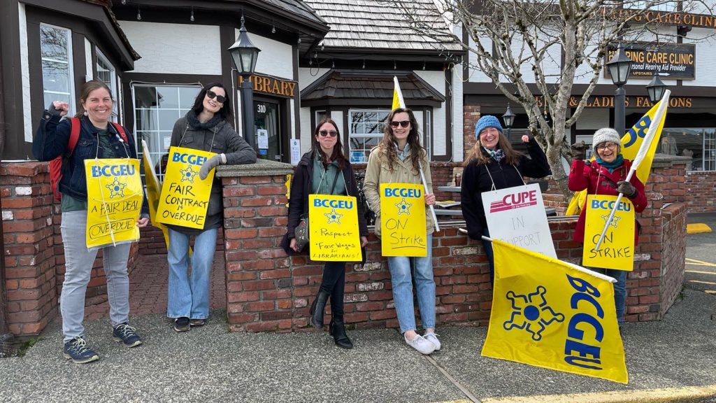 VIRL librarians hold storytime job action event in Cumberland