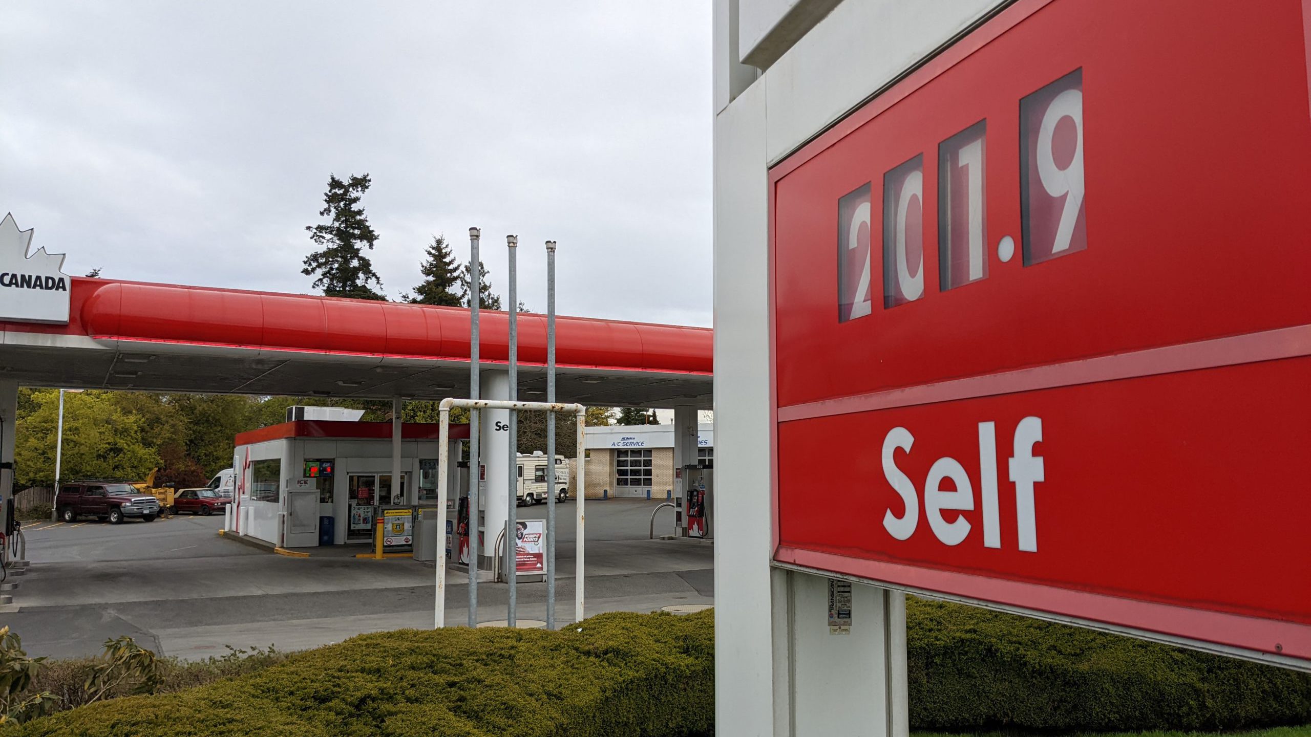 Gas prices climb above 2/litre again at some Vancouver Island stations
