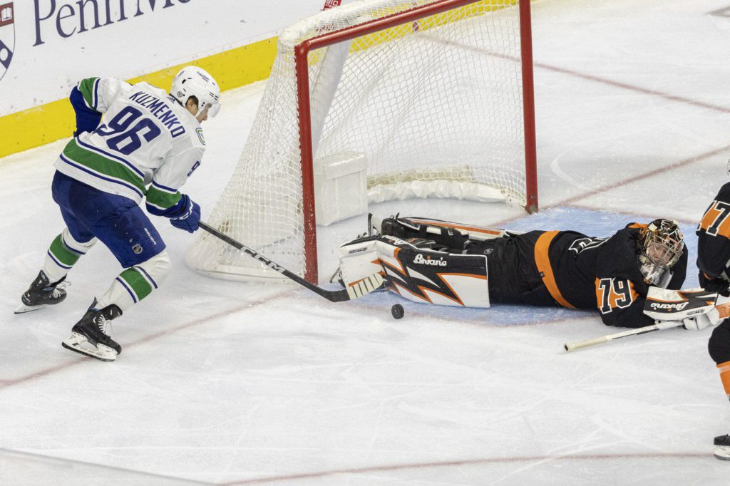 Konecny's late goal lifts Flyers over Canucks, 3-2