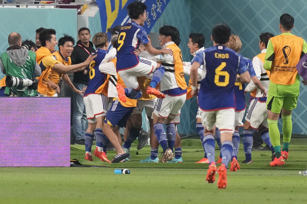 Japan gets 2 late goals to beat Germany 2-1 at World Cup