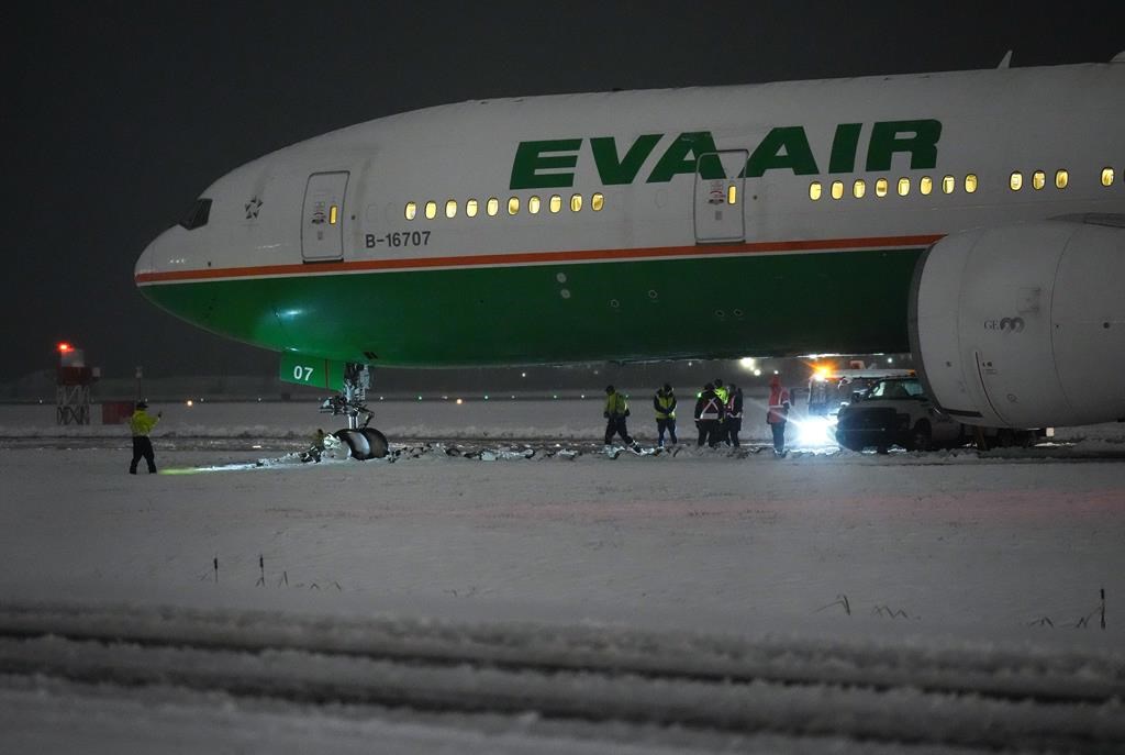 Traffic mayhem, power outages, plane off taxiway as snow hits B.C. south coast