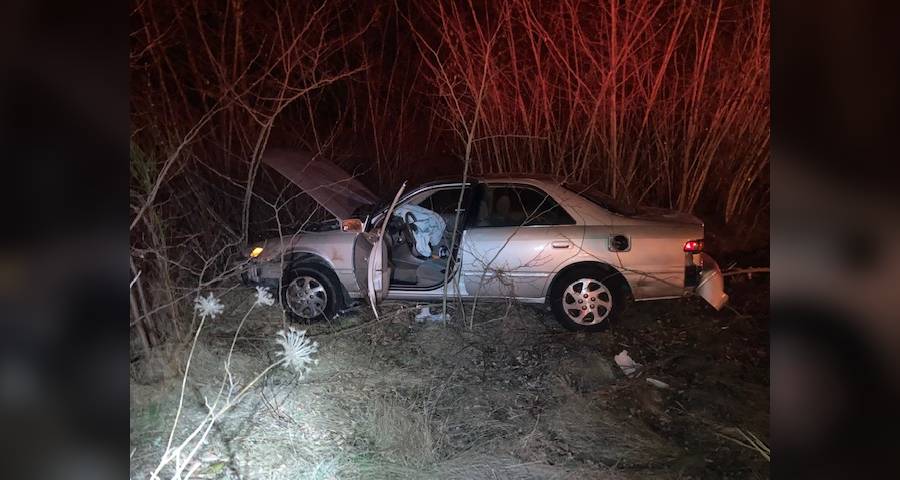 Stolen car takes out lamppost, plunges down embankment: Nanaimo RCMP