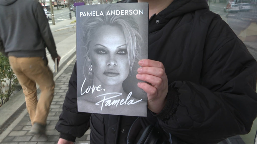 'She shook my little hand': Fans swoon after meeting Pamela Anderson in Victoria