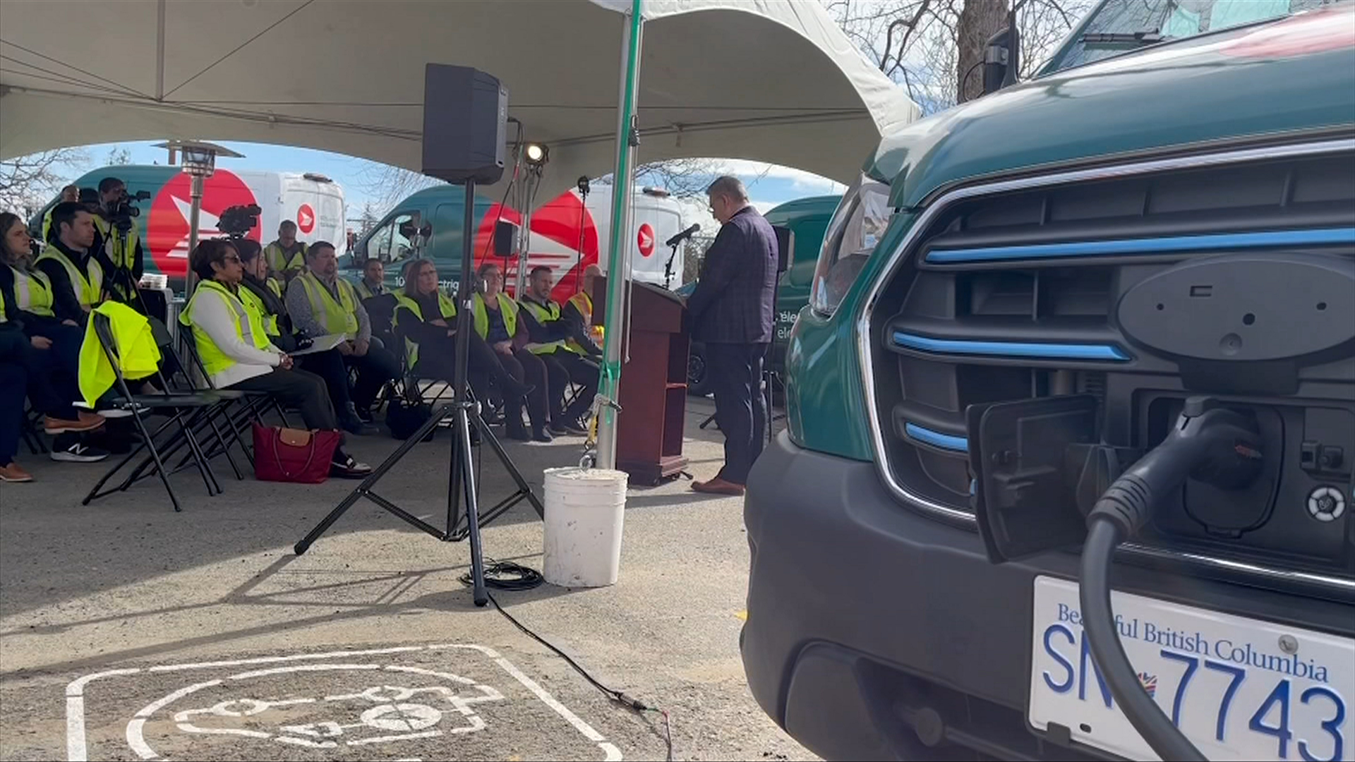 nanaimo-gets-the-first-canada-post-electric-delivery-vans-in-the-country