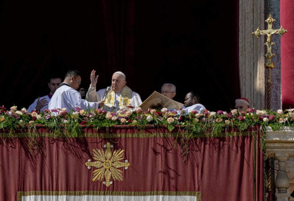 Pope at Easter: Pray for Ukrainian, Russian people, refugees