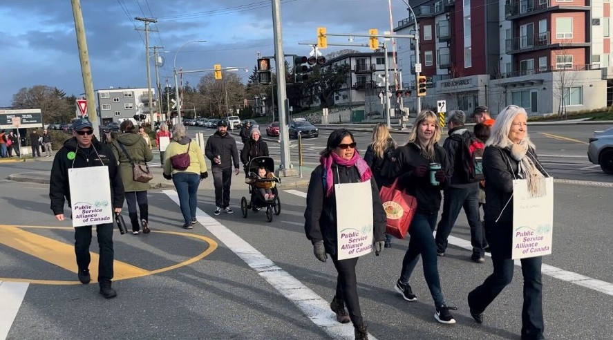 'We have a right to strike': Morning delays slow traffic in GVA as PSAC general strike begins