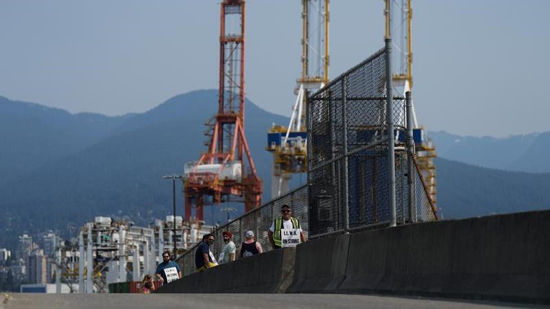 B.C. port strike enters day five, with talks deadlocked over maintenance