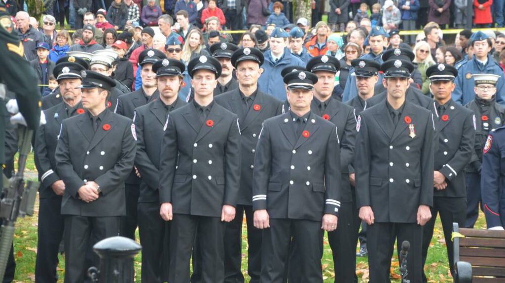 Why did more than 20 people collapse at North Vancouver's Remembrance Day ceremony?