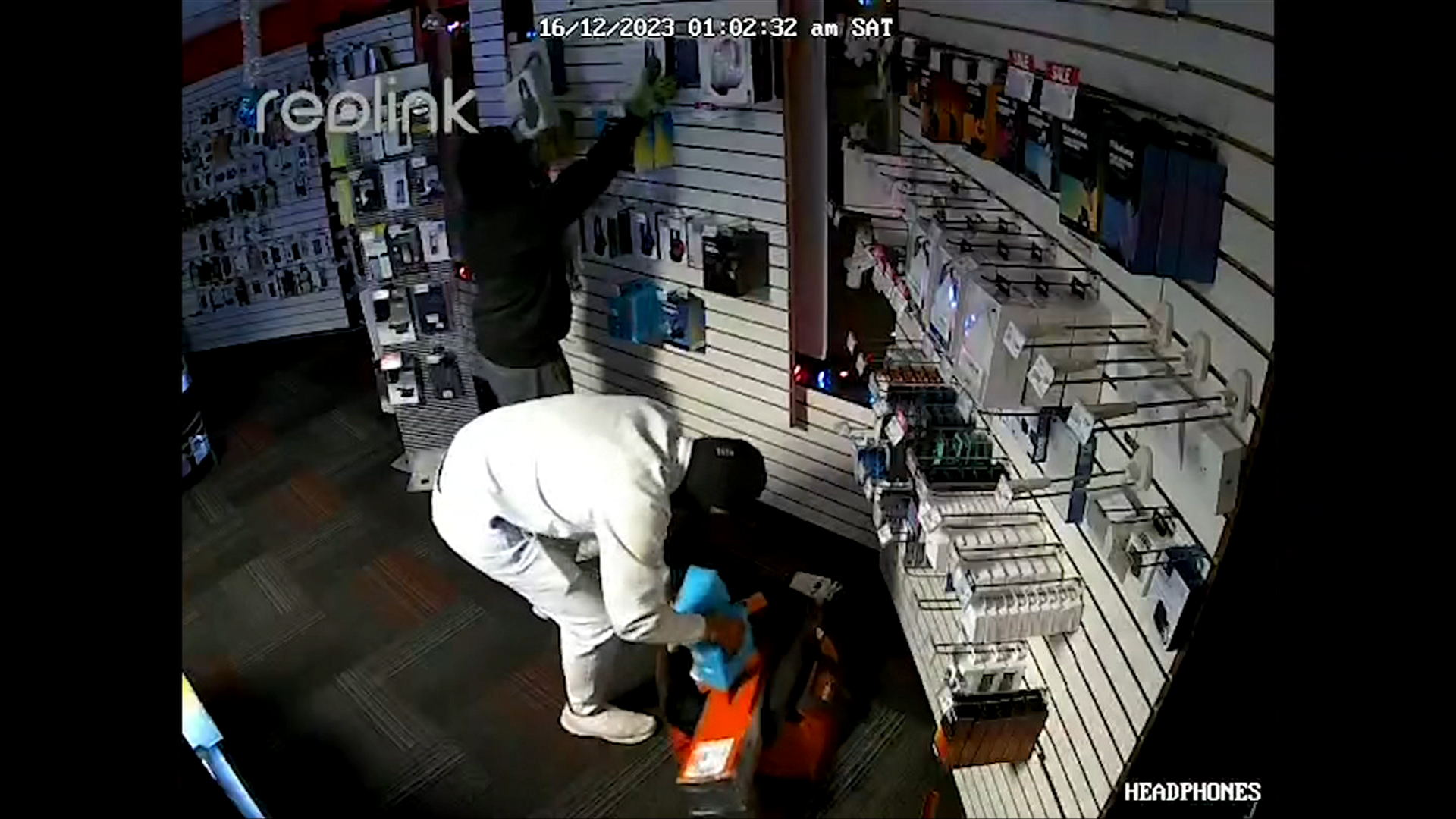 Surveillance video shows smash-and-grab at Qualicum Beach store